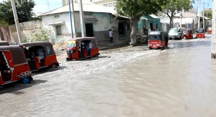 Gaadiidleyda Muqdisho oo dowladda Soomaaliya ka dalbaday inay wadooyinka biyaha laga saaro.