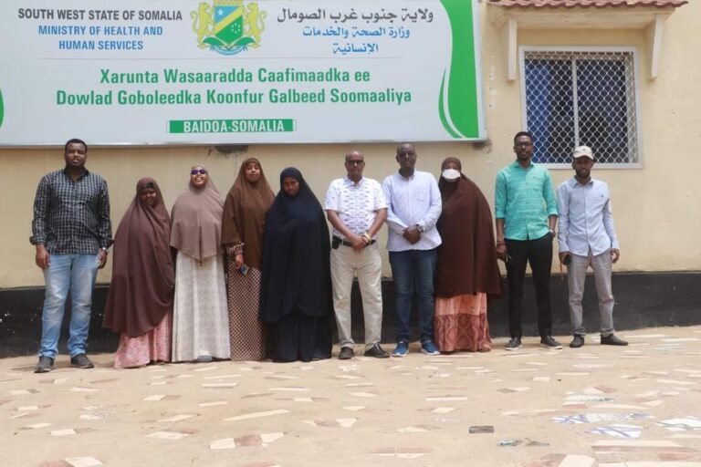 Wasaarada Caafimaadka KG Oo Shaqaaleysiisey Hooyo iyadoo Umul ah ay qaadatay Shahaadadeeda jaamacada