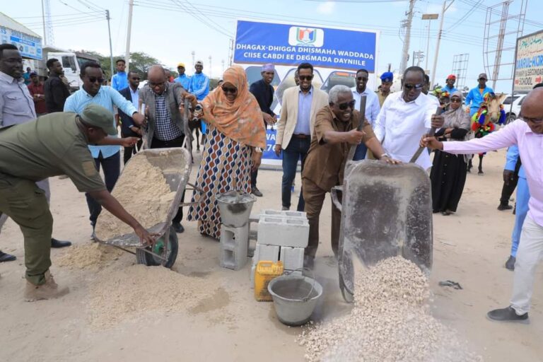 Guddoomiyaha Gobolka Banaadir oo dhagax dhigay dhismaha waddo Laami ah laga hirgalin doono Deyniile.