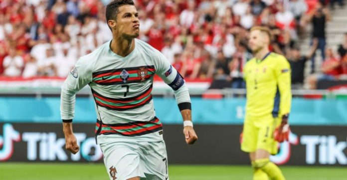 Cristiano Ronaldo Oo Shaaciyey Waqtiga Uu Ciyaaraha Ka Fadhiisanayo