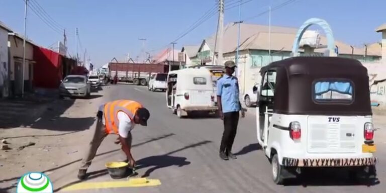 Dowladda Hoose Degmada Garowe Oo Boosteejooyin u sameysay Gaadiidleyda.