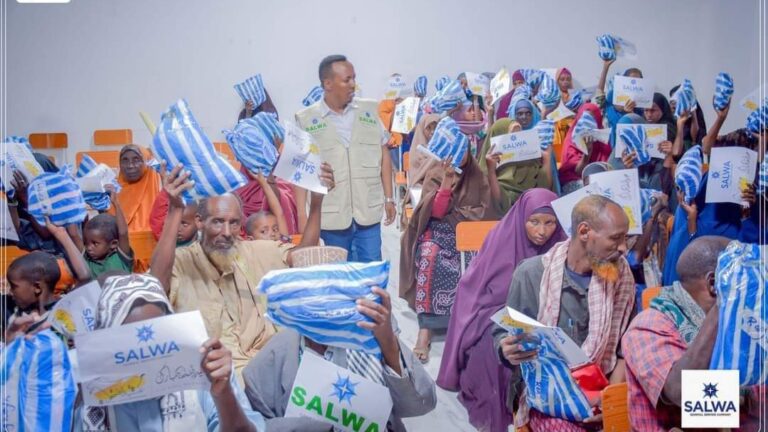 Carruur danyar ah Oo dharka Ciida Loogu qeybiyey Magaalada Baydhabo.