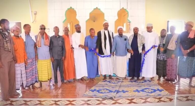 Masjid laga dhisey Degmada Xarfo Oo Xariga laga jarey.