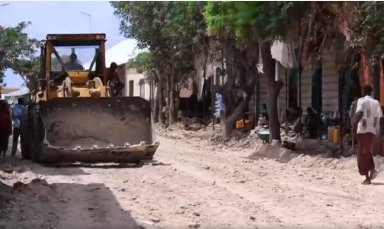 Maamulka Degmada Berdaale Oo Bilaabey Dhismaha Wadadada labaad Suuqa Degmada.