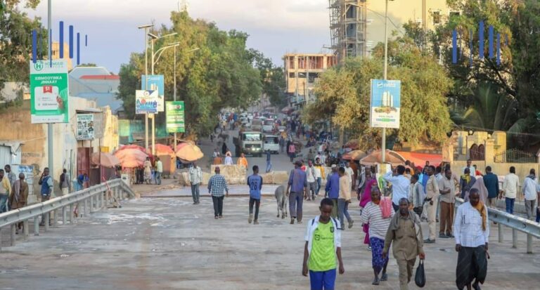 Bajaajleyda Baydhabo Oo dalbadey In si deg deg ah loo dhameystiro Dhismaha Buundooyinka