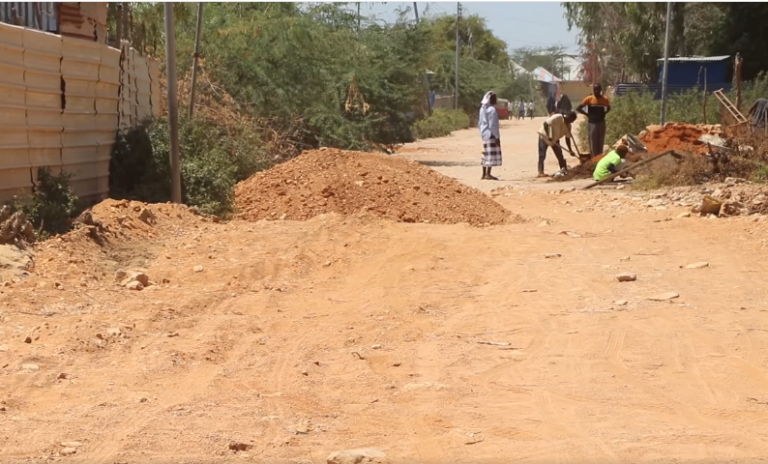 Bulshada Xaafada Kooshin Magaalada Baladweyne Oo si isxilqaan ah ku dhisanaya Wadooyinka Burbursan