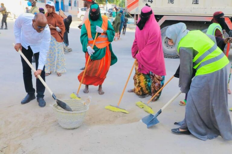 Todobaadka Nadaafadda iyo cagaarinta Deegaanka Oo laga Bilaabay Degmada Warta nabadda.