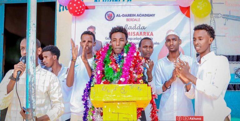 Midowga Ardayda Iskuulka Al-Daareyn Oo La Caleema saaray.